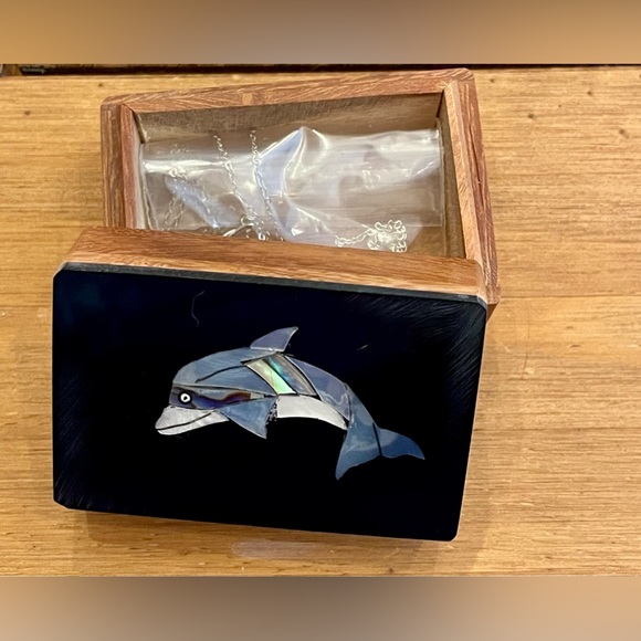 Stamped 925  30”silver chain with stamped dolphin pendant. With wood inlay box - Picture 6 of 7